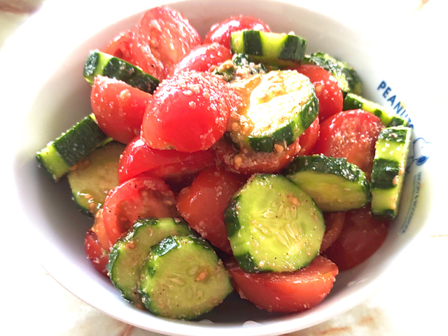 夏野菜のごま和え！トマトときゅうりのごま風味サラダ